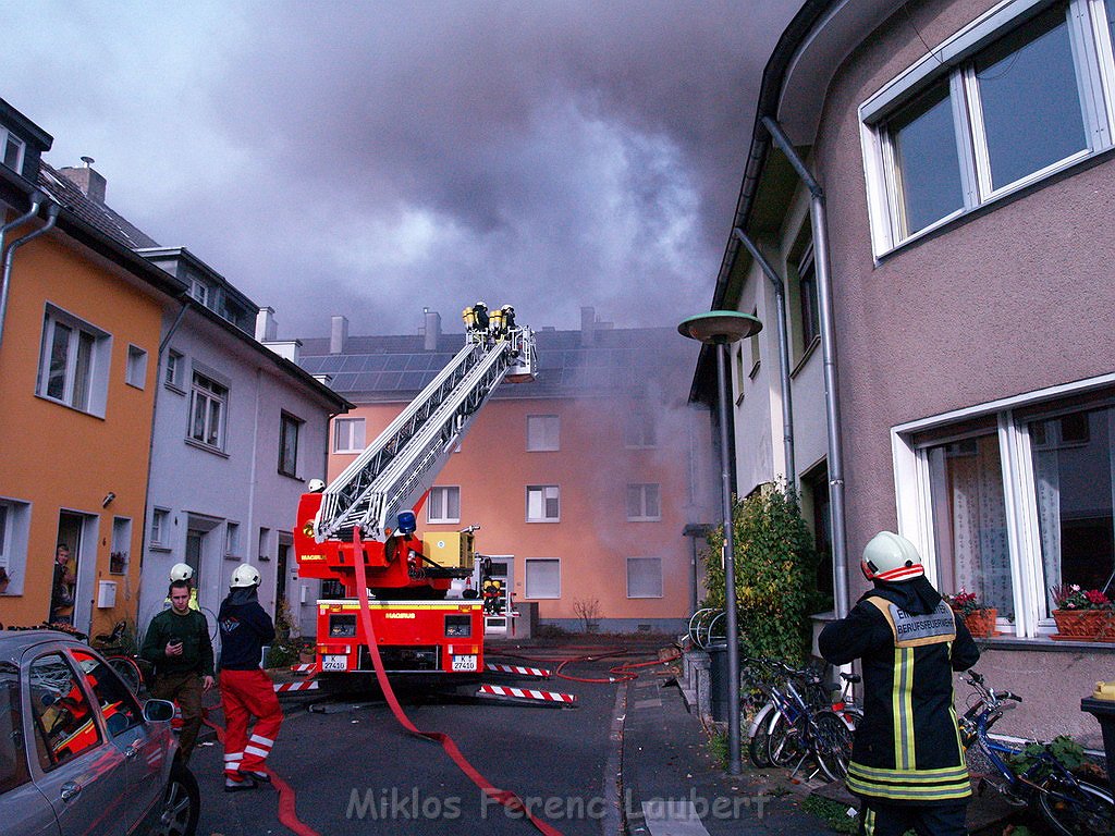 Feuer 3 Reihenhaus komplett ausgebrannt Koeln Poll Auf der Bitzen P008.JPG